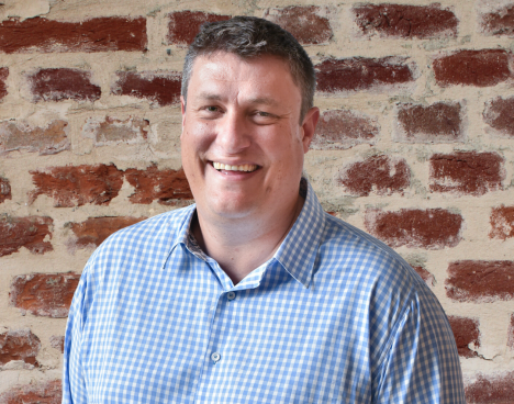 Headshots-with-new-background_2023-04-24-154144_tmov (2)